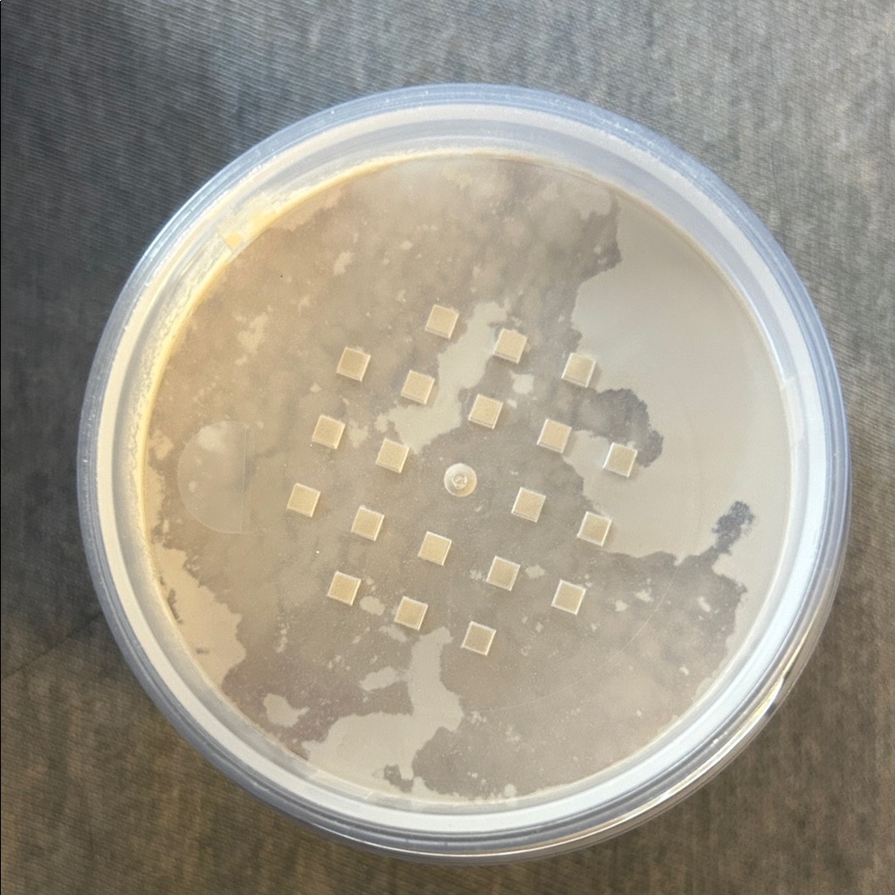 Laura Mercier Translucent Loose Setting Powder - Picture 7 of 9